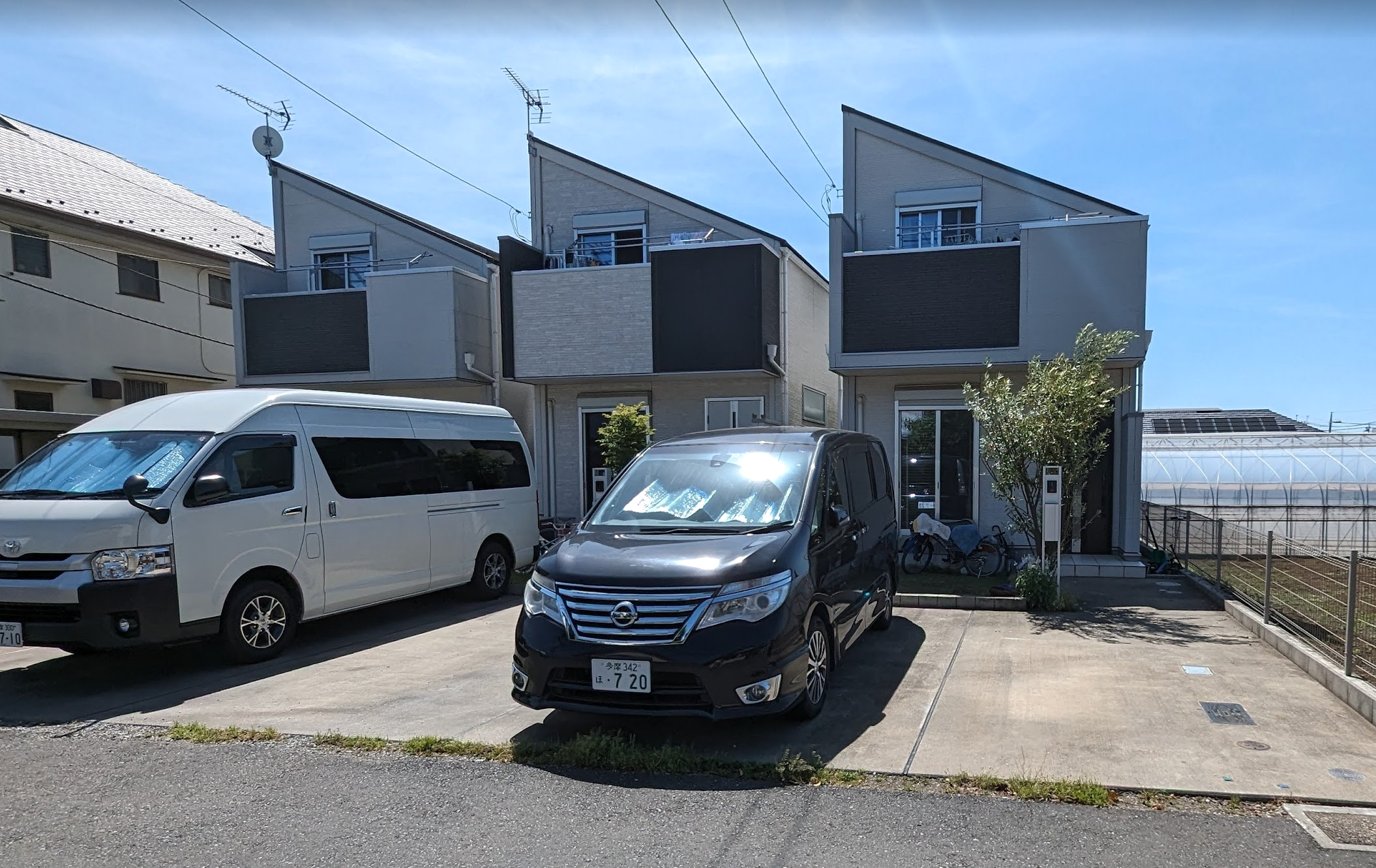 Houses built on narrow lands letting the sun reach their neighbors (left is South, right is North)