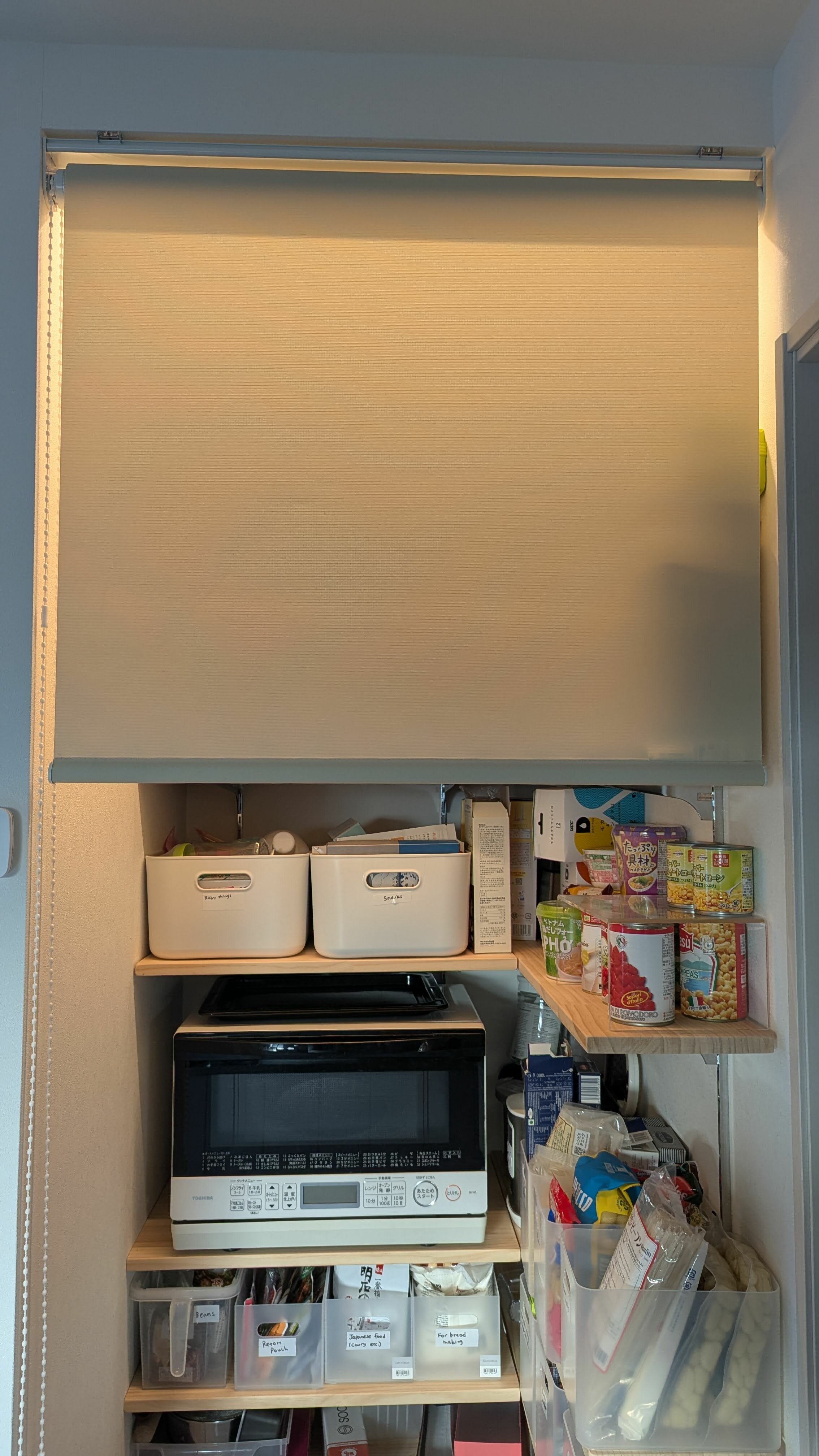 Roll curtain at the pantry