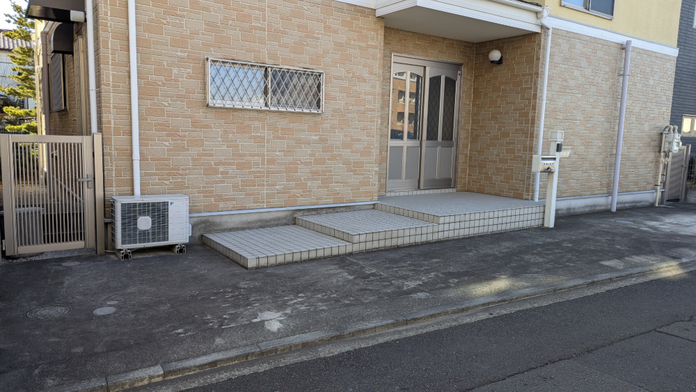 Stroller-friendly stairs at the entrance